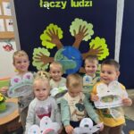 Dzieci z oddziału Krasnoludki prezentują prację plastyczną Śmietniczek