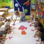 Dzieci z oddziału Żuczki układaja kropki na grzybku
