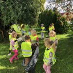 Dzieci zbierają śmieci