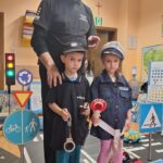 Dziewczynka i chłopiec w roli policjantów