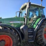 Dziewczynka-jedzie-traktorem-z-opiekunem