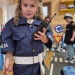 Dziewczynka ubrana w strój policjanta