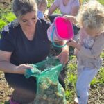 Dziewczynka-wsypuje-ziemniaki-do-woreczka