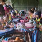 dzieci jedzą posiłek