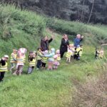 dzieci zwiedzają las