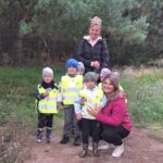 dzieci zwiedzają las