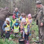 dzieci karmią zwierzęta