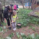 dzieci karmią zwierzęta