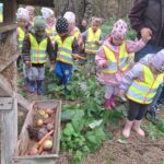 dzieci karmią zwierzęta