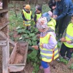 dzieci karmią zwierzęta