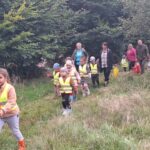 dzieci zwiedzają las