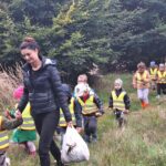 dzieci zwiedzają las