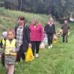 dzieci zwiedzają las