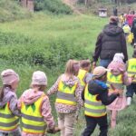 dzieci zwiedzają las