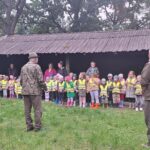 dzieci słuchają leśniczego