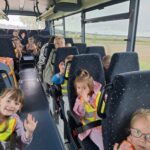 dzieci jadą autobusem