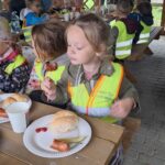 dzieci jedzą posiłek