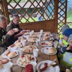 dzieci jedzą posiłek