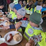 dzieci jedzą posiłek