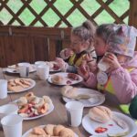 dzieci jedzą posiłek