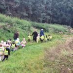 dzieci zwiedzają las