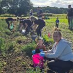 Mama-z-synem-zbiera-ziemniaki