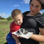 Mama-z-synkiem-jedza-pieczone-ziemniaczki-z-ogniska