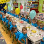 Motylki przy stole z poczęstunkiem