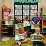 Mrówki z wykonaną pracą plastyczną o ewakuacji