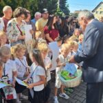 Pan-Wojt-wrecza-dzieciom-upominki