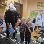 Pan omawia jak należy przejść przez pasy