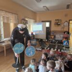 Pan pokazuje znaki dzieciom