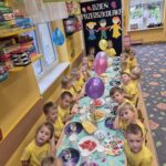 Poczestunek-w-grupie-Pszczolek