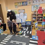 Przedszkolaki przechodzi przez pasy