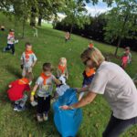 Przedszkolaki sprzatają w parku