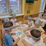 Przedszkolaki wykonują prace plastyczne