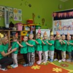 Przedszkolaki z oddziału Żuczki podczas zabawy w pociąg