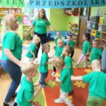 Przedszkolaki z oddziału Żuczki tańczą do przedszkolnych piosenek