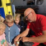 Ratownik-mierzy-puls-dziecka