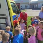 Ratownik-mierzy-puls-dziecka