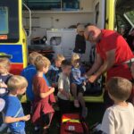 Ratownik-mierzy-puls-dziecka