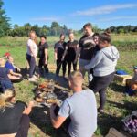 Rodzice-pieka-kielbaski-nad-ogniskiem