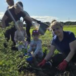 Rodzice-z-dziecmi-na-wykopkach