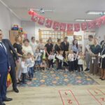 Wspolne-zdjecie-rodzicow-i-dzieci-z-Oddzialu-Krasnoludki