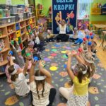 Zabawa muzczno-ruchowa z piłeczkami