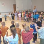 Ratownik-mierzy-puls-dziecka