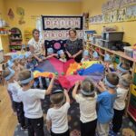 Zabawy ruchowe z chustą animacyjną