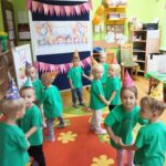 Zabawy taneczne w parach dzieci z oddziału Żuczki