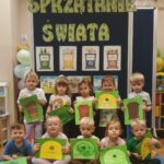 Zdjęcie grupowe Mrówek z pracami