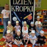 Zdjęcie grupowe przedszkolaków z oddziału Żuczki z okazji Dnia Kropki